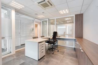 Instapklare handelsruimte te koop in het centrum van WaregemBent u op zoek naar een commerciële ruimte waar u meteen aan de slag kunt? Deze ruime...