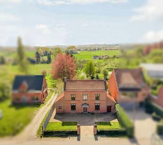 <p>Ontdek deze karaktervolle, statige herenwoning met vier slaapkamers en een prachtige zuidgerichte tuin, gelegen in het charmante Ellezelles, net over de taalgrens. <br />Ellezelles combineert landelijke rust met praktische bereikbaarheid! Scholen, winkels en openbaar vervoer, terwijl u geniet van de groene omgeving!<br /><br />Indeling:<br />Gelijkvloers<br />Ruime inkomhal die aan uw linkerzijde toegang geeft tot een bureauruimte (ideaal voor een vrij beroep !) en op uw rechterzijde toegang geeft tot de lichtrijke leef- en zitruimte (met houtcassette) dewelke een mooi zicht biedt op de tuin en de ideale plek vormt om te ontspannen. Aansluitend vindt u een volledig ingerichte keuken, een praktische berging en een toilet.<br /><br />Eerste verdieping<br />Hier bevinden zich twee ruime slaapkamers met authentieke houten vloeren. De recente, volledig uitgeruste badkamer combineert comfort en stijl. Daarnaast beschikt deze verdieping over een handige was- en bergruimte.<br /><br />Tweede verdieping<br />Deze verdieping kreeg een recente, smaakvolle en kwalitatieve afwerking en telt nog eens twee volwaardige slaapkamers met nieuwe veluxen.<br /><br />De woning is bovendien volledig onderkelderd. <br /><br />Buitenruimte<br />Een voortuin met oprit en parkeermogelijkheid, en aan de achterzijde van de woning een prachtige tuin die een absolute meerwaarde is: ruim, groen en perfect om tot rust te komen.<br /><br />Troeven<br />- Instapklaar en uitzonderlijk ruim<br />- 4 ruime slaapkamers<br />- Prachtige zuidgerichte tuin<br />- 18 Zonnepanelen en voorzieningen voor laadpaal<br />- overal dubbele beglazing<br />- vernieuwde elektriciteit<br />- Dak in goede staat en geïsoleerd<br /><br />IINFO: Indien het een eerste en enige woning betreft kan u aankopen aan 3% registratierechten!<br /><br />Voor de snelle beslissers!!<br />Wens je deze woning te bezoeken? Contacteer me op : caroline@immobeguin.be</p>