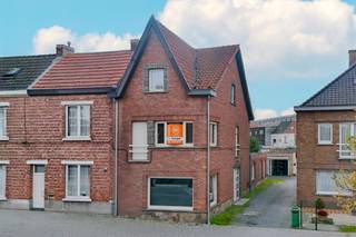 Deze charmante halfopen bebouwing in Oostakker combineert het allemaal: een zonnige tuin, garage, 3 slaapkamers en een rustige ligging vlak bij...