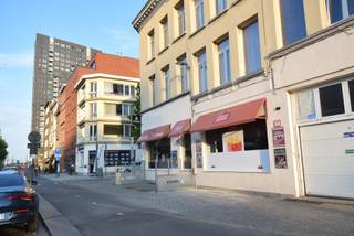 HANDELSFONDS TE KOOP Mooie handelszaak op <strong>toplocatie 'Eilandje' </strong>met <strong>groot terras</strong>. Overname wegens pensioenleeftijd zonder opvolging. <strong>Notarieel 'Handelshuur' tot 2036.</strong> Volledige frituurinstallatie, koele berging met diepvriezers etc... Grote stockruimte alles gelijkvloers met aparte toegang, mooie grote verbruikzaal. Huurprijs 2000,- euro p.mnd