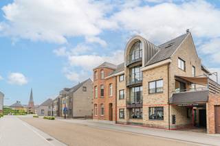 <p><strong>Instapklaar gelijkvloers appartement met 3 slaapkamers, zonnig terras en garage in hartje Retie</strong></p>
<p><br />Bent u op zoek naar een ruim en instapklaar appartement op een toplocatie? Dan is dit gelijkvloerse appartement in het centrum van Retie zeker een bezoek waard.</p>
<p><br />Met een bewoonbare oppervlakte van <strong>137 m²</strong> biedt dit appartement alle ruimte voor comfortabel wonen. De <strong>lichte, open leefruimte</strong> sluit naadloos aan op de volledig uitgeruste keuken, waardoor een aangename leefomgeving ontstaat.</p>
<p><br />Het appartement beschikt over <strong>3 volwaardige slaapkamers</strong>, een <strong>ruime badkamer</strong> en een <strong>praktische berging</strong> met aansluiting voor een wasmachine.</p>
<p><br />Buiten geniet u van een <strong>ruim, zuidgericht terras</strong>, ideaal om in alle rust van de zon te genieten. Bovendien beschikt u over een <strong>afgesloten garage</strong>, wat zorgt voor extra comfort en opbergruimte.</p>
<p><br />Gelegen in een <strong>kleinschalig appartementsgebouw</strong> (bouwjaar 2003) bevindt u zich op wandelafstand van winkels, horeca en andere voorzieningen. Dankzij de centrale ligging combineert u een uitstekende bereikbaarheid met het comfort van wonen in het centrum van Retie.</p>
<p><strong><br />Troeven:</strong></p>
<ul>
<li>Gelijkvloers appartement</li>
<li>137 m² bewoonbare oppervlakte</li>
<li>3 ruime slaapkamers</li>
<li>Open leefruimte met keuken</li>
<li>Praktische berging met wasmachineaansluiting</li>
<li>Ruime badkamer</li>
<li>Zuidgericht terras</li>
<li>Afgesloten garage</li>
<li>Bouwjaar 2003</li>
<li>Kleinschalig appartementsgebouw</li>
<li>Centrum van Retie, op wandelafstand van alle voorzieningen</li>
<li>EPC-label C</li>
<li>Instapklaar</li>
</ul>
<p><br />Interesse? Neem gerust contact op voor meer informatie of een bezichtiging.</p>