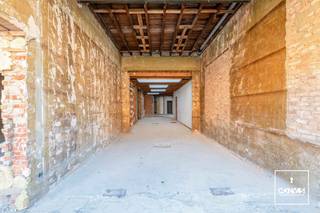 Dit gebouw is gelegen aan de binnenring van Gent, waardoor u een <strong>vlotte verbinding heeft naar Gent Centrum</strong>, de R4 en N9. Daarnaast zijn verschillende winkels, horeca, scholen en het zwembad Rooigem in de buurt. Het openbaar vervoer stopt zo goed als voor de deur. <br /><br />Het gebouw, bestaande uit twee huisnummers, werd volledig gestript. Momenteel bestaat het gebouw uit een eengezinswoning met een ruime gelijkvloerse praktijkruimte. De start van de totale renovatie werd reeds gedaan. De aanvraag voor het verbouwen van deze eengezinswoning met gelijkvloerse praktijkruimte naar een <strong>meergezinswoning met drie appartementen en gelijkvloerse praktijkruimte</strong> werd reeds bij Stad Gent d.d. 07.08.2025 <strong>gunstig bevonden</strong>,<strong> </strong>mits het voldoen aan de bijzondere voorwaarden. Bij interesse kan de beslissing van de omgevingsvergunningsaanvraag u worden overgemaakt. <br /><br />Wenst u meer informatie over dit project? Aarzel niet ons te contacteren via 09 278 88 88.