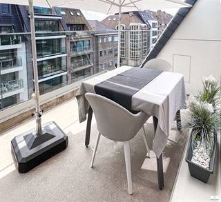 Instapklaar en recent appartement op toplocatie vlak bij zeeOntdek dit stijlvolle en goed onderhouden appartement uit 2016, waar comfort, kwaliteit en een uitstekende ligging hand in hand gaan. Dankzij de centrale locatie bevindt u zich op wandelafstand van winkels, horeca en openbaar vervoer, terwijl de zeedijk op slechts 200 meter ligt.Het appartement beschikt over een ruim, zuidgericht terras, de ideale plek om de hele dag van de zon te genieten. Binnen zorgen de kwalitatieve materialen en de verzorgde afwerking voor een moderne en aangename woonomgeving.De indeling omvat een lichtrijke leefruimte, twee volwaardige slaapkamers, een comfortabele badkamer met inloopdouche en lavabo, een apart toilet en een ruime berging met aansluiting voor wasmachine en droogkast.Als extra troef is er de mogelijkheid om een grote garage aan te kopen, wat een absolute meerwaarde vormt in deze omgeving.Een ideale woonst of tweede verblijf voor wie op zoek is naar comfort, ruimte en een uitstekende ligging vlak bij de kust. Plan vandaag nog uw bezoek en laat u verrassen door de vele troeven van dit prachtige appartement.