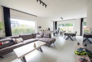 Deze ENERGIEZUINIGE recente woning is gelegen in een zeer rustige en groene omgeving. <br />Toch dichtbij alle winkels, scholen, invalswegen,...<br /><br />Indeling van de woning: inkom met gastentoilet, woonkamer met ruime openkeuken (uitgerust met alle toestellen), 3 ruime slaapkamers, badkamer met bad, inloopdouche en dubbele wastafel, ruime (volledig geïsoleerde) zolder en inpandige garage met automatische poort.<br /><br />De woning heeft een rustige omheinde tuin.<br /><br />Troeven:<br />- 10 zonnepanelen aanwezig<br />- laadpaal voorzien.<br />- woning wordt verwarmd op warmtepomp <br />- verduistering voorzien in de slaapkamers <br /><br />Beschikbaarheid: 1/08/2026. <br />Voor meer info of een bezoek: lisa@immoroba.be