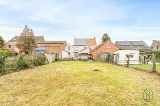 For sale: move-in-ready and charming family home with double garage, solar panels and large garden in Ooigem.Centrally located near the centre of...