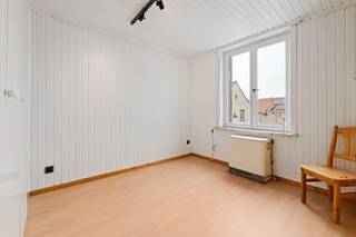 halfopen woning met garage in Nieuwpoort.<br /><br />Deze instapklare gezinswoning biedt een praktische indeling met gezellige leefruimte. Gelegen in de pelikaanstraat geniet u van een aangename woonomgeving met alle voorzieningen binnen handbereik zoals winkels en scholen. De ligging in Nieuwpoort is ideaal voor wie wilt wonen in een stadcentrum maar ook nabij zee en duinen.<br /><br />indeling: inkomhal, woonkamer, keuken met keukeneiland, wasplaats, 2 badkamers, 2 toiletten, koer, berging, garage, 3 slaapkamers, dressing, bureau<br /><br />Troeven:<br />- voorziening voor zonnepanelen<br />- garage<br />- 3 slaapkamers<br />- bureau ruimte<br /><br />Neem vandaag nog contact op met je ERA-makelaar voor een bezoek.<br />0496078210 of sylvie@eraservimo.be<br /><br />JOUW DROOMHUIS. ZO GEVONDEN!