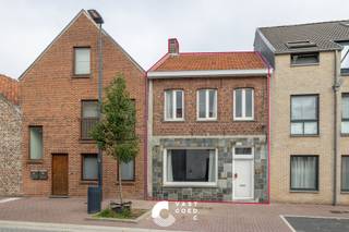 Ben je op zoek naar een woning met 4 slaapkamers en garage pal in het centrum van Peer? Dan is dit pand op een perceel van 2are 47ca precies wat je zoekt! Dankzij de gunstige ligging en talloze mogelijkheden biedt dit pand alles wat je nodig hebt. <br />De woning is zowel langs de voor- als achterkant te bereiken, waarbij je via een servitude in de garage terecht komt. In 2017 werden er enkele renovaties uitgevoerd, waaronder: de verwarming, waterleidingen, de aanbouw met lichtkoepel, vloeren, elektriciteit. In het midden bevind zich een patio, waarop je zicht hebt zowel vanuit de keuken als de opkelder. <br /><br />INDELING: <br />Gelijkvloerse verdieping:<br />- Inkomhal<br />- Ruime leefruimte<br />- Opkelder/bureauruimte<br />- Eetplaats met toegang tot de patio<br />- Keuken<br />- Badkamer met douche-bad<br />- Apart toilet<br />- Buitenberging<br />- Aparte garage <br /><br />Verdieping: <br />- 4 Slaapkamers <br />- Nachthal<br />- Toegang tot de zolder<br /><br />Kelder/Zolder: <br />- De voorraadkelder is bereikbaar via de leefruimte. De opkelder die voorheen gebruikt werd als bureauruimte, situeert zich achter de trap. De zolder is bereikbaar via één van de slaapkamers en beschikt over zoldervloerisolatie. <br /><br />Tuin/Terras:<br />- Leuke stadstuin met losstaande garage. Daarnaast is er een aparte buitenberging aanwezig. <br /><br />EXTRA TROEVEN:<br />+ Centrale ligging<br />+ Perceel langs 2 kanten toegankelijk<br />+ Elektriciteit conform (tot 2042)<br />+ 4 Slaapkamers<br /><br />INTERESSE:<br />Wil je dit pand graag bezichtigen of wens je meer informatie? Neem contact met ons op en we helpen je dichtblij verder!