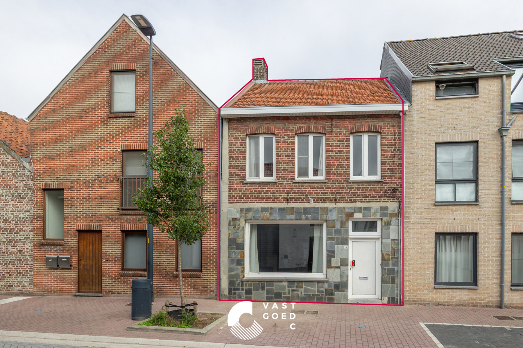 Gedeeltelijk opgefriste rijwoning met garage pal in het centrum - foto 2