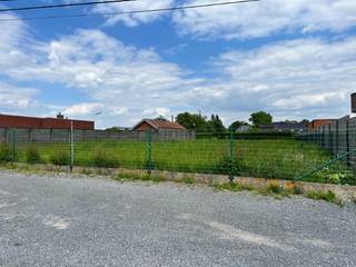 Op een landelijke ligging kan u deze weide met een oppervlakte van 1123m² huren voor het plaatsen van een paardje, pony, schapen,.... en dit...