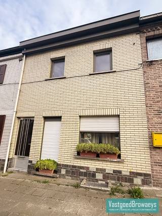 Deze woning is gunstig gelegen nabij het centrum van Herzele, in de buurt van winkels, scholen en openbaar vervoer.<br /><br />Bij het binnenkomen bevindt zich lichtrijke woonkamer met aansluitende eetruimte en open uitgeruste keuken – de ideale plek om samen te koken en te genieten.<br />De ingerichte badkamer beschikt over een ligbad en lavabo en mogelijkheid voor het plaatsen van een wasmachine. <br /><br />Een groot pluspunt is de praktische doorgang naar de achtergelegen tuin en bergingen, zodat u vuilnis, fietsen of tuinmateriaal gemakkelijk buitenom kunt verplaatsen zonder door het huis te moeten. De tuin biedt bovendien een fijne buitenruimte om te ontspannen.<br /><br />Op de verdieping bevinden zich twee ruime, ingerichte slaapkamers, en via een vaste trap bereikt u de ruime zolderverdieping, die nog verder kan worden afgewerkt tot extra slaapkamer, bureau of hobbyruimte.<br /><br />Momenteel is de woning verhuurd en zijn er geen verdere foto's beschikbaar van de binnenkant. <br />Voor meer info of een bezoek bel Stefanie op het nummer 055/59 50 10 of email stefanie@vastgoedbrowaeys.be