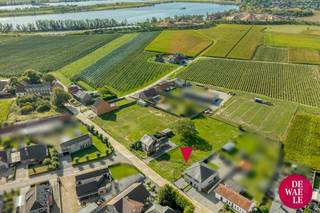 Zoek je een mooi perceel bouwgrond te koop in Elen (Dilsen-Stokkem)? Aan de Zonnestraat vind je deze unieke bouwgrond van 705 m² voor het bouwen van een halfopen bebouwing op een droomlocatie.<br /><br />Perceelkenmerken:<br />- Oppervlakte: 705 m²<br />- Breedte aan de straatkant: 10,52 meter<br />- Lengte perceel: 72,90 meter<br />- Oriëntatie achtertuin: Zuidwesten (optimale zoninval)<br /><br />BOUWVOORSCHRIFTEN (GRUP Elen Centrum + verkavelingsvoorschriften):<br />1. Bouwdiepte:<br />- Gelijkvloers: maximaal 15 meter;<br />- Verdieping: maximaal 12 meter.<br /><br />2. Bouwhoogte:<br />- Maximaal 2 bouwlagen met een kroonlijsthoogte van max. 6,50 meter en een nokhoogte van max. 12 meter.<br /><br />3. Daken:<br />- Dakvorm: Vrij, maar verplicht gelijk voor beide gekoppelde woningen;<br />- Onderling akkoord: Als eigenaars onderling een akkoord hebben, kiezen zij samen de dakvorm;<br />- Bij gebrek aan akkoord: Verplicht hellend dak van 40° (met optioneel een plat dak op het uitspringende gelijkvloerse gedeelte).<br /><br />4. Bijgebouwen & carport:<br />- Carport: In de zijtuinstrook is max. 1 carport toegelaten;<br />- Tuinhuis/Bijgebouw: In de achtertuin zone mag een bijgebouw opgericht worden van max. 75 m².<br /><br />5. Overige voorwaarden:<br />- Natuur- / Agrarisch gebied: De achterliggende zone (verder dan 50 meter vanaf de straat) ligt in agrarisch gebied en maakt geen deel uit van de bouwzone.<br /><br />Je vindt de stedenbouwkundige richtlijnen hier terug:<br />https://www.dilsen-stokkem.be/grup-elen-centrum<br /><br />De aanduidingen van het bouwperceel zijn louter indicatief en kunnen afwijken van de werkelijkheid.<br /><br />Bestuursmaatregelen in het maatregelenregister: nee