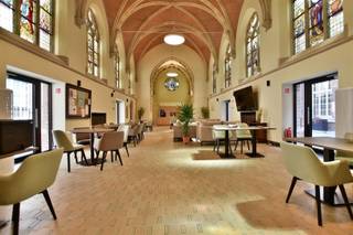 <p><span>Prachtige assisentiewoning in het beschermd monument genaamd "Zwartzusterklooster" gelegen in het hartje van Dendermonde </span></p><p><span> </span></p><p><span>In centrum Dendermonde aan de Vlasmarkt, is het sublieme </span><span>assitentiewoningen-project 'Prinsenhof'</span><span> </span><span>gelegen. Beter gekend als het voormalige Zwartezusterklooster. Dit complex dat met respect voor de historische bouwstijl en elementen werd uitgewerkt, geeft u een echt thuisgevoel. </span><span>Midden in de stad maar tevens toch een bron van rust en stilte</span><span>. Hier bevinden zich 82 ruime, rolstoeltoegankelijke en lichtrijke appartementen. Allen voorzien van een eigen keuken en badkamer. 54 appartementen zijn ondergebracht in het voormalige klooster en 28 nieuwbouwappartementen zijn in de kloostertuin bijgebouwd. De centrale ontmoetingsruimte, waar zich vroeger de kapel bevond, is een ideale </span><span>ontmoetingsplek voor de bewoners</span><span>. Het is een ruimte waar men gezellig kan bijpraten en iets kan drinken, alsook kan U genieten achteraan van de binnentuin en bibliotheek.</span></p><p><span> </span></p><p><span>Het appartement dat wij aanbieden, bevindt zich in het gerestaureerde klooster. Deze woning biedt u een kwaliteitsvol leven aan daar deze volledig is aangepast aan de noden van de doelgroep. Zo beschikt zij namelijk over een </span><span>private badkamer met een inloop douche</span><span>, een </span><span>compacte, geïnstalleerde keuken</span><span> waarbij toch rekening werd gehouden met de hedendaagse wensen en terras. Ook zijn er noch trappen noch opstapjes voorzien om de zelfstandigheid en toegankelijkheid te verzekeren.</span></p><p><span> </span></p><p><span>Kan u wat </span><span>hulp gebruiken of wilt u uw leven zorgelozer maken</span><span>? Dankzij deze assistentie woning is dit helemaal mogelijk. Dankzij haar centrale ligging, hoeft u maar buiten te stappen en kan u nog steeds genieten van het stadsleven, de wekelijkse markt of een koffiekopje. Daarnaast zal </span><span>vzw Familiehulp</span><span> steeds ter beschikking staan om aan de zorgnoden en het comfort van de bewoner te beantwoorden.</span></p><p><span> </span></p><p><span></span><span>Kom dit fijne project bekijken op afspraak T. 052/55.55.55 | <span>info@immotwins.be</span></span><span> </span></p><p><span> </span></p><p><span> </span></p><p><span> </span></p><p><span> </span></p>