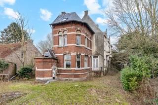 <p><span>Verscholen in tweede lijn langs de Lindendreef in Ninove bevindt zich deze uitzonderlijke en authentieke eigendom, een karaktervolle parel met een rijke historische achtergrond. Het pand maakt deel uit van het voormalige pachthof Hof ter Duyst, een site waarvan de oorsprong teruggaat tot de tweede helft van de zestiende eeuw en die later evolueerde tot een U-vormige hoeve met gebouwen uit de negentiende en twintigste eeuw. Hierdoor geniet het geheel een bijzondere architecturale en historische waarde en is het opgenomen als bouwkundig erfgoed. </span></p><p><span>De woning beschikt over een binnenoppervlakte van maar liefst 282 m² op een perceel van 580 m² en vormt vandaag een unieke opportuniteit voor wie op zoek is naar een totaalrenovatie met visie. Het pand kan volledig naar eigen smaak en indeling worden ingericht, met potentieel voor vijf slaapkamers, twee badkamers en ruime bijruimtes, waardoor het perfect aansluit bij hedendaagse woonnoden zonder zijn historische ziel te verliezen.</span></p><p><span>De ligging combineert rust en privacy met een vlotte bereikbaarheid. De Lindendreef bevindt zich op korte afstand van het centrum van Ninove, met winkels, scholen, horeca en openbaar vervoer binnen handbereik, terwijl de omgeving tegelijk een landelijk en groen karakter behoudt. Deze balans tussen bereikbaarheid en sereniteit maakt het wonen hier bijzonder aangenaam.</span></p><p><span>Wie droomt van een woning met geschiedenis, karakter en ruimte om een uniek woonproject te realiseren, vindt hier een zeldzame kans. Deze eigendom is niet zomaar een huis, maar een authentieke erfgoedparel die wacht op een nieuwe toekomst.<br /><br />Voor meer informatie en/of een bezoek, contacteert u Didier van Immo zone op 0476/ 73. 17. 99.</span></p>