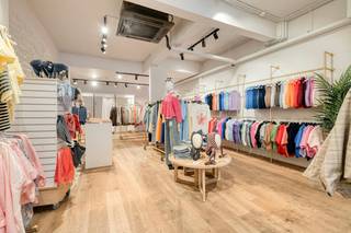 Commercieel Vastgoed op de LippenslaanOp zoek naar de ultieme locatie voor uw onderneming? Dit riante handelspand van 140 m² aan de...