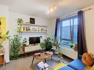 <p>Cet appartement à Herent bénéficie d’une bonne situation à proximité de la gare et constitue une solution agréable pour celles et ceux qui recherchent un logement confortable et facilement accessible. L’appartement dispose de 1 chambre, 1 salle de bains, une toilette séparée pour les invités ainsi qu’une place de parking dans un garage souterrain. La pièce de vie lumineuse avec cuisine ouverte complète cet ensemble de manière harmonieuse.</p><p>À votre arrivée, vous découvrez un hall d’entrée qui dessert les différentes pièces et comprend une toilette séparée pour les invités. Le hall mène ensuite vers la pièce de vie, baignée de lumière naturelle et offrant un espace agréable au quotidien. La cuisine ouverte s’intègre naturellement à la pièce de vie et crée un environnement convivial, adapté aussi bien aux moments de détente qu’à la vie quotidienne.</p><p>L’appartement comprend 1 chambre et 1 salle de bains. L’agencement est fonctionnel et offre un cadre agréable pour une personne seule ou un couple à la recherche d’un appartement à Herent. La présence d’une place de parking dans le garage souterrain constitue un avantage appréciable et vous permet de disposer d’une solution de stationnement pratique.</p><p>La situation représente également un véritable atout. L’appartement se trouve à Herent, à proximité de la gare, ce qui facilite les déplacements en transports en commun. Cette localisation permet également de rejoindre aisément les communes et villes environnantes. Elle conviendra particulièrement à ceux qui souhaitent profiter d’un logement bien situé tout en gardant une mobilité aisée au quotidien.</p><p>L’appartement est proposé à un loyer de 825 euros par mois, avec une provision de 45 euros par mois pour les charges communes. Vous recherchez un appartement 1 chambre à louer à Herent, à proximité de la gare, avec une place de parking souterraine ? Contactez-nous pour obtenir davantage d’informations et découvrir ce logement.</p>