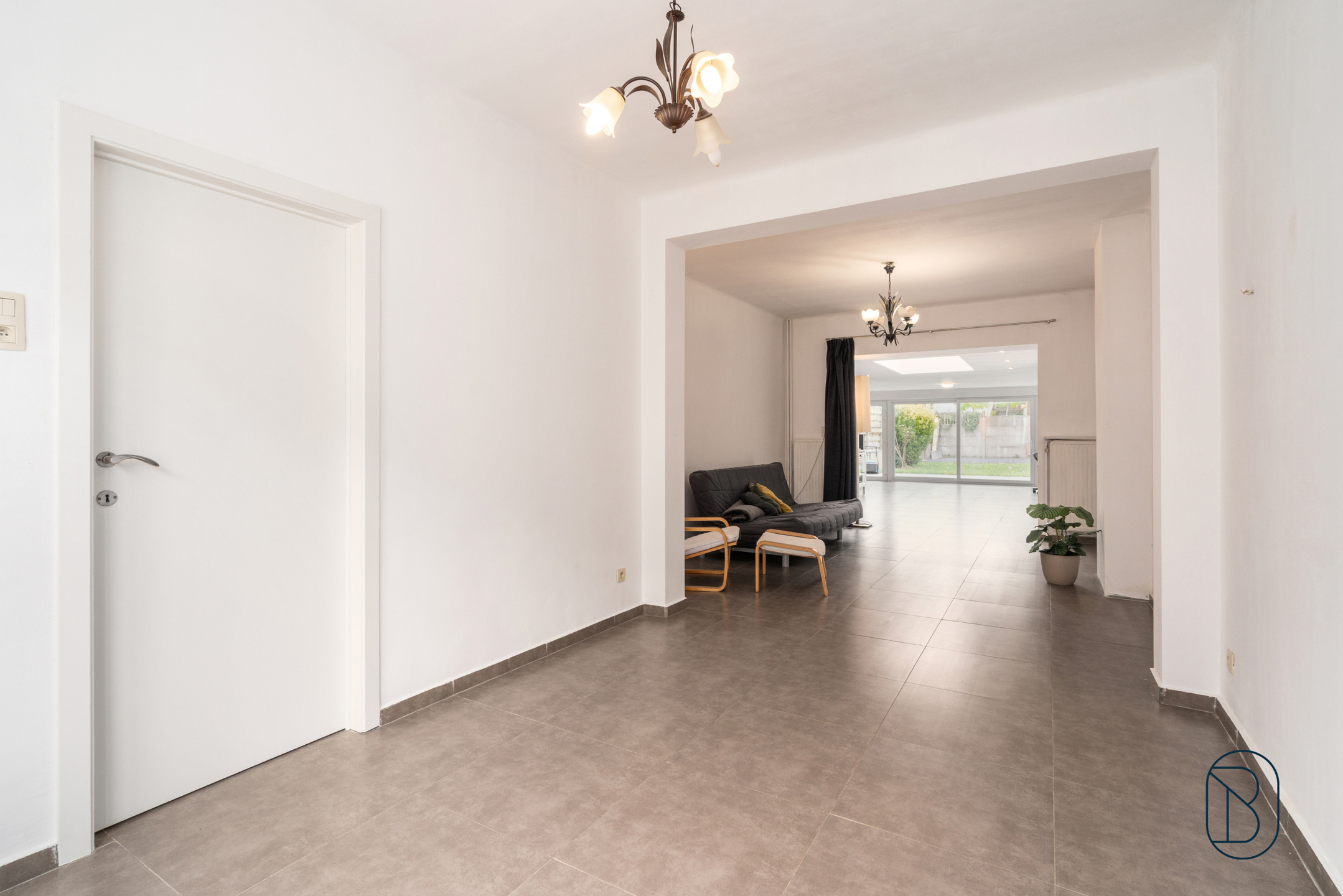 Instapklare gezinswoning met 5 slk, 2 bdk en tuin. - foto 3