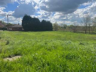 In de gemeente Betekom, 350m van de dorpskern, bieden bij drie exclusieve bouwgronden aan voor open bebouwing.<br />Met een perceelsoppervlakte van ca. 821m2 en een zuidgerichte tuin, grenzend aan natuurgebied, geniet je hier van alle ruimte.<br />Een unieke kans voor wie ruim en groen wil wonen zonder in te boeten op bereikbaarheid.<br /><br />Interesse ?<br /><br />Neem contact met ons op !<br />Immo3000<br />Luc Van de Gaer<br />Info@immo3000.be<br />016603000