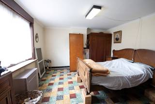 Een halfopen bebouwing in een rustige straat vlakbij centrum Zulte.<br />Op wandelafstand van handelszaken en openbaar vervoer.<br /><br />De woning is toe aan een totaalrenovatie.<br />Indeling op heden: Op het gelijkvloers bevindt zich de living, slaapkamer (of eetplaats), ruime keuken, berging en badkamer met toilet. Op de 1ste verdieping: 2 slaapkamers.<br />Er is ook een garage, tuinberging en grote tuin.<br /><br />Benieuwd naar de mogelijkheden van deze eigendom?<br />Kom gerust eens kijken. Maak uw afspraak via mail naar sylvie@immoroba.be of op 09/388.53.53.