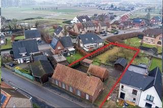 Deze te renoveren woning is gelegen op een mooie landelijke ligging te Waregem. U kan hier genieten van een aangename grond met een oppervlakte van 939m².U woont hier heel rustig maar toch nabij belangrijke invalswegen.Indelinginkomhal - ruime leefruimte met keuken - slaapkamer 1 - badkamer - wasberging - mogelijkheid tot extra kamers op het eerste verdiep - tuinberging met prachtige tuin ALGEMENE INFO- grondoppervlakte van 939m²- solide woning- dak is reeds vernieuwd, onderdak aanwezigDit pand is onderworpen aan de renovatieverplichting van de Vlaamse overheid voor residentiële gebouwen (behoudens bij sloop binnen 5 jaar na de aankoop). Consulteer voor meer informatie de website van het Vlaams Energie- en Klimaatagentschap via https://www.vlaanderen.be/een-woning-kopen/renovatieverplichting-voor-residentiele-gebouwen