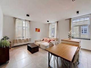 Op zoek naar een comfortabel appartement op wandelafstand van alle voorzieningen? Dit recent vernieuwde appartement combineert een praktische indeling met een centrale ligging in het centrum van Ieper.INDELING1ste verdiep:- Inkomhal - Leefruimte met open keuken (voorzien van vaatwas, oven, inductiekookplaat, dampkap, frigo)- 2 slaapkamers - Badkamer met inloopdouche en dubbel lavabomeubel- Berging voorzien van aansluiting voor wasmachine- Apart toilet- Terras Gemeenschappelijke fietsenberging aanwezig. Ben je geïnteresseerd in dit pand te huur in Ieper? Surf dan naar de website www.dewaele.com, klik op de rode knop 'Bezoek aanvragen' en vul het huurdersprofiel in. Daarna nemen we contact op voor een bezoek.