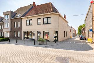 Winkel 'La Fiducia' blijft geopend tijdens het verkoopproces.<br /><br />Dit INSTAPKLAAR HANDELSPAND is gelegen te Pittem met name in de Tieltstraat 23 op een perceel grond van 382 m² en met een bruikbare oppervlakte van 268 m². Deze eigendom geniet een uiterst centrale en zichtbare ligging.<br /><br />PLUSPUNTEN:<br />* UITERST CENTRALE EN ZICHTBARE LIGGING<br />* GERENOVEERD 2020<br />* PRIVATE PARKING<br />* VOLLEDIG INSTAPKLAAR<br /><br />INTERIEUR:<br />Het gelijkvloers omvat ca. 175 m² en is momenteel ingericht als kledingzaak. De handelsruimte is praktisch ingedeeld en beschikt over een apart toilet, kitchenette en handige bergruimte achteraan. Daarnaast biedt de kelder extra mogelijkheden voor stockage.<br /><br />De eerste verdieping omvat vier afzonderlijke ruimtes (22,80 m² - 25,20 m² - 21,94 m² - 20,40 m²) Deze ruimtes kunnen perfect worden aangewend als kantoor-, praktijk- of polyvalente ruimtes, maar zijn eveneens ideaal voor extra stockage.<br /><br />EXTERIEUR:<br />Aan de achterzijde bevindt zich een aangenaam terras van ca. 81 m², dat rechtstreeks aansluit op de privatieve parking. Hier is plaats voor ongeveer vier wagens, wat een belangrijke troef vormt voor zowel klanten als personeel.<br /><br />Een veelzijdig en instapklaar handelspand op een uitstekende commerciële locatie in het centrum van Pittem, ideaal voor wie op zoek is naar een eigendom waar wonen, werken, handel of een zelfstandige activiteit gecombineerd kan worden.