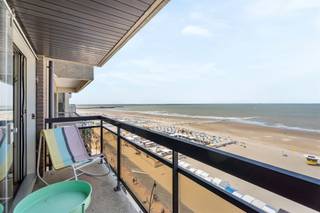 <p><span>Tijdloos ingericht 2-slaapkamerappartement met impressionant zicht op zee en dit alles op een toplocatie op de zeedijk van Blankenberge.</span></p><p><span>De leefruimte is uitgerust met een lederen salon, moderne hangkasten, eettafel en geeft uit op het terras waar het heerlijk vertoeven is in de late namiddag. </span></p><p><span>De open keuken is voorzien van alle comfort, veel bergruimte en toestellen van het merk Bosch (2 ovens, frigo, diepvries, dampkap, keramische kookplaat, combi was- en droogautomaat).</span></p><p><span>Op de zonnige achterzijde van het appartement vinden we de 2 slaapkamers waarvan 1 is ingericht als master-bedroom met voorziening van airco. </span></p><p><span>De tweede slaapkamer wordt gebruikt als logeerkamer met ingemaakte kasten (2 uitklapbare 1-persoonsbedden) en een zonnig terras. Beide slaapkamers bieden u een wijds zicht over het binnenland.</span></p><p><span>De volledig betegelde badkamer is voorzien van een inloopdouche in arduin, spiegel-tv en lavabomeubel met spiegelkast. </span></p><p><span>Er is een afzonderlijk gastentoilet. Praktische ingemaakte kasten in de hal. </span></p><p><span>Het appartement is afgewerkt met een makkelijk te onderhouden vloertegel en een kwalitatieve laminaatvloer. </span></p><p><span>Fijne troef is dat de gordijnen, verlichting, servies kunnen blijven. </span></p><p><span>Verwarming op gas met een condenserende ketel. </span></p><p><span>De ramen zijn voorzien van houten profielen met dubbele beglazing. Gunstige epc-score (label B). </span></p><p><span>Het appartement beschikt over een privatieve waterontharder, gepantserde inkomdeur, alarm en een blanco elektrische keuring. </span></p><p><span>Het gebouw beschikt dan weer over een huisvuillokaal, fietsenstalling en een tweede ingang via de Kleine Weststraat.</span></p><p><span>In de residentie zijn de achtergevel, inkomhal, parlefonie en brievenbussen recentelijk vernieuwd</span></p><p><span>De liften worden dan weer vernieuwd in het najaar van 2025. </span></p><p><span>De provisie voor al deze kosten is reeds opgevraagd en betaald door de huidige eigenaar. </span></p>