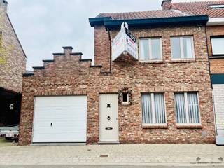 Woning met garage en tuin in rustige, doodlopende straat te HammeDeze goed onderhouden woning is gelegen in een doodlopende straat in Hamme, wat...