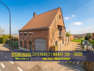 <h3><span>🏠 Ontdek je nieuwe thuis tijdens het weekend van de <strong>OPENKIJKDAGEN</strong>!<br />📅 <strong>Zaterdag 21 maart </strong><strong>⏰</strong><strong>  13u tot 14u30</strong><br />📌 <strong>Vrij toegankelijk – GEEN afspraak nodig</strong><br />📞 Wil je eerder al een kijkje nemen? Bel ons op ☎️ <strong>055 30 92 90</strong></span></h3>
<br />CHARMANTE WONING met OMHEINDE TUIN en VRIJ UITZICHT op EEN BOOGSCHEUT van het stadscentrum. Deze VERDER AF TE WERKEN GEZINSWONING onderging reeds verschillende ingrepen en kan MITS HET PLAATSEN VAN CV een GUNSTIG EPC-label C bekomen. Ze combineert COMFORTABEL WONEN met een GUNSTIGE LIGGING en OPTIMALE PRIVACY. U wordt verwelkomd via de inkomhall die leidt naar een gezellig salon en een PRAKTISCHE HOBBYRUIMTE, gevolgd door een lichtrijke leefruimte van meer dan 45 m² met open keuken en directe toegang tot het OVERDEKT TERRAS, ideaal voor gezellige momenten binnen en buiten. De badkamer met wasruimte bevindt zich eveneens op het gelijkvloers. Op de 1ste verdieping tellen we 3 ruime slaapkamers en een 2de badkamer (recent vernieuwd), wat het dagelijks comfort aanzienlijk verhoogt. De 2de verdieping biedt een mezzanine en een extra ruimte die perfect dienst kan doen als bureau of opslag. De volledig omheinde tuin met prachtig vrij uitzicht vormt een echte troef, terwijl de ELEKTRISCHE POORT, garage en oprit zorgen voor veiligheid en PARKEERGEMAK. ASBESTVEILIG en STRATEGISCH GELEGEN nabij winkels, scholen en openbaar vervoer is dit een warme woning met sterke ligging die beslist uw bezoek waard is.<br /><br />Adres: Elzeelsesteenweg 514 te Ronse<br /><br />EPC: 533kWh/m², G-score en P-score A, Renovatieverplichting van toepassing