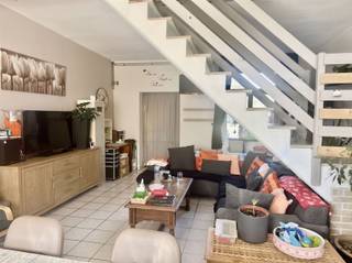 Bent u op zoek naar een woning met een vlotte verbinding naar de N60?Deze woning is ideaal voor koppels of kleine gezinnen en biedt een uitstekende...
