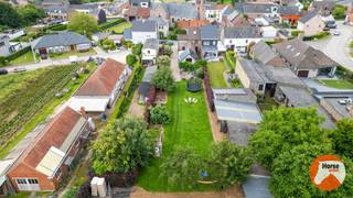 LEDE - Instapklare woning met stallen op 41are<br /><br />Deze instapklare driegevelwoning combineert comfortabel wonen met uitstekende mogelijkheden voor dierenliefhebbers. Op het gelijkvloers bevinden zich een inkomhal, apart toilet, gezellige woonkamer, keuken, wasplaats, badkamer, berging en veranda. De eerste verdieping telt drie slaapkamers, terwijl de zolderverdieping werd ingericht als een ruime vierde slaapkamer.<br /><br />Aansluitend aan de woning vindt u een garage met daarboven een polyvalente ruimte die geniet van een prachtig open uitzicht.<br /><br />Buiten beschikt het eigendom over een mooie, verzorgde tuin, acht stallen en een buitenpiste, alles gelegen op een perceel van 41 are.<br /><br />Troeven:<br />- Instapklare woning<br />- 14 zonnepanelen<br />- EPC B<br />- Laadpaal<br />- 4 slaapkamers<br />- Mooie tuin<br />- Garage met daarboven een polyvalente ruimte<br />- 7 stallen en buitenpiste<br />- Perceel van 41 are<br />- Ideaal voor dierenliefhebbers<br /><br />Een unieke eigendom waar rust, ruimte en passie voor dieren samenkomen. Voor meer informatie of een bezoek, kan u ons steeds contacteren via 053/60.65.66.