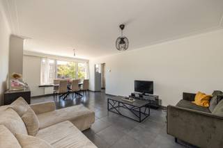Energiezuinig appartement met twee slaapkamers nabij het Runcvoortpark te Merksem! <br /><br />Dit energiegunstig appartement met EPC-label B is gelegen op de eerste verdieping van een kleinschalig gebouw met slechts 8 units. Dankzij de praktische indeling en lichtrijke ruimtes vormt dit appartement een ideale woonst voor eigen bewoning of als investering.<br /><br />Bij het binnenkomen betreedt u de inkomhal die toegang geeft tot de lichtrijke woonkamer met aansluitend de keuken voorzien van toestellen.<br /><br />Verder beschikt het appartement over een vernieuwde badkamer uitgerust met een moderne inloopdouche voorzien van regendouchekop, enkele lavabo en toilet. Aansluitend bevindt zich een praktische berging met aansluitingen voor wasmachine en droogkast.<br /><br />Het appartement telt twee ruime slaapkamers (17m2 - 11m2).<br /><br />Ten slotte kan er nog een inpandige garagebox bij aangekocht worden aan 25.000 Euro.<br /><br />Belangrijkste troeven:<br /><br />• Kleinschalig gebouw met 8 units<br />• Energiezuinig – EPC-label B<br />• Elektriciteit conform<br />• Interessant als investering of eigen bewoning<br />• Momenteel verhuurd aan 955 Euro/maand<br />• Asbestveilig<br /><br /><br />96m² bewoonbare oppervlakte (cfr EPC).<br /><br />Wenst u een bezoek of meer informatie? Dan kan u ons steeds contacteren via info@dvarealestate.be of via 03/297.00.00.