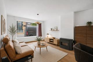 <p>Bent u op zoek naar een verrassend ruime gezinswoning met garage, tuin en een uitstekende ligging in Assebroek? Dan verdient deze instapklare woning in de Kerklaan absoluut uw aandacht.</p><p>Bij het binnenkomen wordt u verwelkomd via de inkomhal met toegang tot de inpandige garage. De lichtrijke leefruimte sluit naadloos aan op de volledig uitgeruste leefkeuken, die uitkijkt op de tuin en het terras. Op het gelijkvloers bevinden zich tevens een praktische berging, wasplaats en afzonderlijk toilet.</p><p>De eerste verdieping telt drie volwaardige slaapkamers en een badkamer. Met een bruikbare vloeroppervlakte van 166 m² biedt deze woning voldoende ruimte voor gezinnen die comfortabel willen wonen. De aangename tuin vormt een ideale plek om te ontspannen, terwijl de garage en extra bergruimte zorgen voor extra gebruiksgemak.</p><p>De woning beschikt over zonnepanelen en behaalt een EPC-label D (399 kWh/m²), waardoor er geen renovatieverplichting van toepassing is.</p><p>Dankzij de centrale ligging bevindt u zich vlak bij scholen, winkels, openbaar vervoer, sport- en ontspanningsmogelijkheden en het historische centrum van Brugge.</p><p>Een ruime gezinswoning met garage, tuin en potentieel op een gegeerde locatie in Assebroek.</p><p>Interesse? </p>