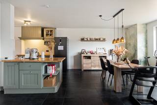 Ruim instapklaar appartement met 2 slaapkamers en terras op centrale ligging in KapellenOp een vlot bereikbare locatie in Kapellen bevindt zich dit...