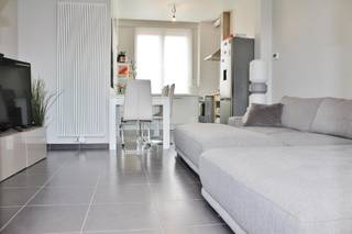 Deze instapklare woning is zeer centraal gelegen en omvat een gelijkvloerse verdieping met inkom, ruime lichtrijke leefruimte met open...