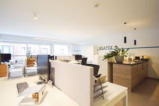 Gunstig gelegen commerciële handelsruimte in het centrum van Sint-Gillis-Waas. Dit betreft een commerciële ruimte op een goede locatie met heel wat...