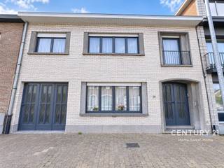 Century 21 Home Sweet Home presenteert u deze ruime gezinswoning die comfort en functionaliteit perfect combineert. Met een praktische indeling en een aangename tuin is dit het ideale huis voor gezinnen die op zoek zijn naar ruimte en duurzaamheid.<br />De begane grond verwelkomt u met een inkomhal en een vestiaire, een grote woonkamer die in twee delen is verdeeld, evenals een separate keuken. Een eerste badkamer, uitgerust met een lavabo, een bad, een aparte wc en een berging, bevindt zich ook op deze verdieping. Vanuit de keuken heeft u toegang tot een terras en een op het zuiden gelegen tuin, perfect om van zonnige dagen te genieten. Bovendien beschikt de woning over een garage en een kelder.<br />Op de eerste verdieping vindt u vier ruime slaapkamers (25m², 18m², 20m², 12m²) en een tweede badkamer. Boven bevindt zich een geïsoleerde zolder van 48 m² met aanzienlijke ontwikkelingsmogelijkheden, die kan worden omgevormd tot twee extra kamers om aan uw behoeften te voldoen.<br />Deze woning is voorzien van een conforme elektriciteitsattest, PEB: C, PVC-ramen met dubbele beglazing, centrale verwarming op gas, rolluiken en een goed onderhouden terras, wat zorgt voor optimaal comfort. Met een solide constructie en zorgvuldig onderhoud.<br />Voor meer info of foto's kijk op www.century21hsh.be