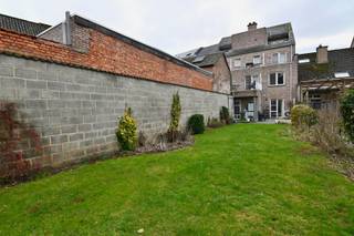 In het centrum van Sint-Truiden, bevindt zich dit mooi gerenoveerde gelijkvloerse 1-slaapkamer-appartement met een ruime stadstuin. Een...