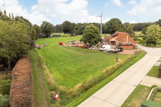 Deze bouwgrond van 1419m² is gelegen langs de Peggerstraat in Halle (Zoersel). Het perceel heeft een straatbreedte van 40 meter en een diepte van...