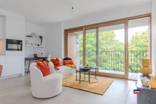 <p><span>WILRIJK | PRACHTIG NIEUWBOUW APPARTEMENT MET TWEE SLAAPKAMERS, GROOT TERRAS EN AUTOSTAANPLAATS IN HET NIEUWE PRESTIGIEUZE PROJECT 'TUIN VAN EDEN' | </span></p><p><span>EPC A | </span></p><p><span>Indeling als volgt: inkomhal met veiligheidsdeur en vestiaire (ingebouwde kasten) - apart toilet - woonkamer/eetkamer met open, geïnstalleerde keuken - terras (6,7m²) met bergruimte - twee slaapkamers (11,5m² en 10m²) - badkamer met inloopdouche, lavabo en toilet - berging/wasplaats.</span></p><p><span>De maandelijkse kosten (verwarming, syndicus, blokpolis, lift, onderhoud, minuterie,...) bedragen 235 EUR voor het appartement en 17 EUR voor de autostaanplaats. </span></p><p><span> </span></p><p><span>Extra troeven:</span></p><ul><li><span>Lichtrijk appartement met een groot terras op een toplocatie in het hart van Wilrijk, aansluitend aan het Park van Eden (uitgestrekt landschap-en beleefpark waarvan een deel is voorbehouden als beschermd natuurgebied) </span></li><li><span>Een oase van rust, en toch handig centraal gelegen in Wilrijk, op wandelafstand van winkels, openbaar vervoer, horeca en diensten, en met een zeer vlotte bereikbaarheid naar Antwerpen, Brussel en Zaventem</span></li><li><span>Het appartement zelf is afgewerkt met hoogwaardig materiaal en heeft een premium keuken (ILWA) en op maat gemaakte ingebouwde kasten/meubels (Camber) </span></li><li><span>Vloerverwarming - uitgerust met meest duurzame en energiezuinige warmte-en koelsysteem op de markt (waarbij de koeling kosteloos is!)</span></li><li><span>Zonnepaneel van 420W</span></li><li><span>Inclusief gemeenschappelijke fietsenstalling </span></li><li><span>Inclusief privatieve ondergrondse autostaanplaats, gelegen vlakbij de lift!</span></li></ul><p><span> </span></p><p><span> </span></p>