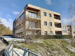 Stijlvol appartement met twee slaapkamers te Heverlee!<br /><br />Het appartement bestaat uit een inkomhall met ingebouwde ruime vestiaire, woonkamer met aansluitend het aangename terras (18 m2) in bankirai en met aangenaam panoramisch zicht op de Waeyenbergh, luxueuze volledig geïnstalleerde keuken (met o.a. vaatwasser), berging met waterverzachter, slaapkamer met klein terras, aparte ingerichte kamer met bureau, wandleggers en mooi ingebouwde kast, badkamer met douche in ligbad en lavabo, apart toilet, kelderberging, overdekte autostaanplaats. <br /><br />Zeer gunstig EPC van 192.<br /><br />De huurprijs bedraagt 1.100€ en 80€ forfaitaire kost voor de algemene onkosten, alle verbruik is individueel. <br />Beschikbaar: 01/01/2026.<br /><br />Interesse? Plan snel je bezoek in via onze website www.living-stone.be.