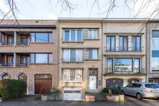 <p><span>Dit </span><span>recent gerenoveerde</span><span> appartement is rustig gelegen en biedt een vlotte verbinding naar zowel het stadscentrum als buiten Antwerpen. Het </span><span>Rivierenhof</span><span> ligt letterlijk om de hoek en ook winkels, scholen en verschillende tram- en busverbindingen bevinden zich op wandelafstand. Met de wagen bereik je vlot de E19, E313 en A12.</span></p><p><span> </span></p><p><span>Het appartement bevindt zich op de tweede en bovenste verdieping van een </span><span>kleinschalig gebouw</span><span>. De open keuken sluit mooi aan op de ruime en lichtrijke woonkamer. Verder beschikt het appartement over </span><span>twee slaapkamers</span><span> en een </span><span>zuidgericht balkon</span><span>.</span></p><p><span> </span></p><p><span>Indeling</span></p><p><span>- gelegen op de tweede en bovenste verdieping</span></p><p><span>- inkomhal</span></p><p><span>- ruime en lichtrijke woonkamer</span></p><p><span>- open, geïnstalleerde keuken</span></p><p><span>- slaapkamer 1</span></p><p><span>- slaapkamer 2</span></p><p><span>- zuidgericht balkon</span></p><p><span>- vernieuwde badkamer met inloopdouche en lavabo</span></p><p><span>- apart toilet</span></p><p><span> </span></p><p><span>Algemeen gebouw</span></p><p><span>- kleinschalig gebouw</span></p><p><span>- lage gemeenschappelijke kosten</span></p><p><span>- aparte meters</span></p><p><span> </span></p><p><span>Troeven</span></p><p><span>- recent gerenoveerd</span></p><p><span>- tweede en bovenste verdieping</span></p><p><span>- twee slaapkamers</span></p><p><span>- veel natuurlijke lichtinval</span></p><p><span>- open keuken</span></p><p><span>- zuidgericht balkon</span></p><p><span>- vlotte verbinding met Antwerpen en belangrijke invalswegen</span></p><p><span> </span></p><p><span>Ben jij geïnteresseerd in dit gerenoveerde appartement in Borgerhout, ben je op zoek naar ander vastgoed of wens je de waarde van jouw eigendom te kennen? Dan ben je bij BOLT immo aan het juiste adres! Wij helpen jou graag verder.</span></p>