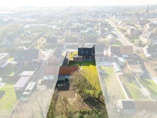 In een rustige straat in Zwevezele vinden we deze uiterst ruime en volledig instapklare woning terug. Het eigendom heeft een perceeloppervlakte...