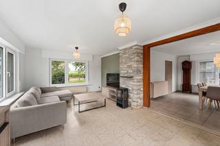 [[ DIT PAND NEEMT DEEL AAN DE ERA OPEN HUIZEN DAG OP 19/9 VAN 13:00 TOT 14:00 ]]
<p>Wie kiest voor rust, ruimte en groen, voelt zich hier meteen thuis. In een landelijke en bijzonder aangename omgeving in Maldegem bevindt zich deze prachtige alleenstaande villa, gelegen op een mooi domein van 1.037 m².</p>

<p>De woning wordt volledig omringd door groen en biedt daardoor een uitzonderlijk gevoel van privacy en vrijheid. Hier ontsnapt u aan de drukte en geniet u dagelijks van de rust van uw eigen stukje natuur.<br /><br /><strong>Creëer uw droomwoning</strong></p>

<p>Deze villa vormt een uitstekende basis voor wie een woning volledig naar eigen smaak en wensen wil moderniseren. De stevige structuur, de prachtige ligging en het ruime perceel bieden enorm veel mogelijkheden om hier uw ideale thuis te creëren.</p>

<p>Een belangrijke troef zijn de vernieuwde ramen, waardoor reeds een mooie stap werd gezet naar hedendaags wooncomfort. Daarnaast beschikt de woning over een gloednieuwe boorput, een praktische meerwaarde voor het domein.</p>

<p>De ruime tuin rondom de woning biedt volop mogelijkheden voor ontspanning, tuinieren of het creëren van een prachtige buitenruimte voor familie en vrienden.<br /><br /><strong>Troeven</strong></p>

<ul><li><strong>Prachtige alleenstaande villa</strong></li><li><strong>Domein van 1.037 m²</strong></li><li><strong>Omringd door een oase van groen</strong></li><li><strong>Uitzonderlijk rustige en landelijke ligging</strong></li><li><strong>Veel privacy en ruimte</strong></li><li><strong>Alle ramen vernieuwd</strong></li><li><strong>Gloednieuwe boorput</strong></li><li><strong>4 Slaapkamers</strong></li></ul>

<p><strong>UW DROOMWONING? ZO GEVONDEN!</strong></p>