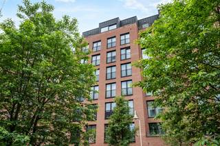 <span>Info & Bezoeken : bruxelles.ouest@weinvest.be of 02 315 77 22</span><br /><br />
<p>Ontdek dit prachtige 2-slaapkamerappartement van ca. 84 m², gelegen op de 6e verdieping van een recente en uitstekend onderhouden residentie uit 2016. Dankzij de grote raampartijen baadt het appartement de hele dag in natuurlijk licht, wat zorgt voor een aangename en warme woonsfeer in elk seizoen.</p>
<p>Met zijn doordachte indeling, comfortabele leefruimtes en uitstekende energieprestaties biedt deze woning een ideale thuis voor jonge gezinnen, koppels of iedereen die op zoek is naar kwalitatief wonen in Brussel. Het gebouw voldoet aan de recente energienormen en beschikt over een EPC-score B, wat garant staat voor een lager energieverbruik, meer wooncomfort en lagere energiekosten.</p>
<p>Een van de grootste troeven van deze residentie is de ruime, zonnige en uitstekend onderhouden gemeenschappelijke privétuin, uitsluitend toegankelijk voor bewoners. Deze rustige groene oase vormt een veilige en aangename plek voor kinderen om te spelen, voor honden om buiten te komen of gewoon om te ontspannen en te genieten van de rust, de zon, weg van de stadsdrukte.</p>
<p>De ligging combineert bovendien het beste van twee werelden: een rustige woonomgeving met alle dagelijkse voorzieningen binnen handbereik, terwijl u op wandelafstand geniet van de dynamiek van de buurt rond Tour & Taxis, met haar restaurants, markten, groene ruimtes en culturele activiteiten.</p>
<p>Dankzij de uitstekende verbindingen met het openbaar vervoer, de nabijheid van het stadscentrum en de vlotte toegang tot de belangrijkste invalswegen, vormt dit appartement ook een bijzonder interessante investering in een wijk die zich blijft ontwikkelen en een sterke aantrekkingskracht geniet.</p>
<p>Een unieke opportuniteit voor wie op zoek is naar een lichtrijke, energiezuinige woning met een uitzonderlijke groene meerwaarde in Brussel.</p>
<p><strong>Een bezoek meer dan waard!</strong></p>
<br /><span>EPC: B – CO₂: 12 kg/(m².jaar) – 58 kWhEP/(m².jaar) - Ontdek al onze exclusieve panden op WWW.WEINVEST.BE</span>
<div></div>