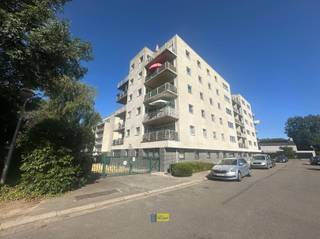 <p><span>Lichtrijk appartement met 2 slaapkamers, ruim terras en ondergrondse autostaanplaats.</span></p><p><span>Het appartement met EPC B, op de tweede verdieping omvat een inkomhal met ingemaakte kasten, een apart toilet, een ruime leefruimte met open ingerichte keuken, twee slaapkamers, een badkamer met douche en dubbele wastafel en een berging met wasmachineaansluiting.</span></p><p><span> </span></p><p><span>Het appartement is rustig maar gunstig gelegen in Hoboken, in de nabijheid van winkels, scholen, openbaar vervoer en belangrijke verbindingswegen. </span></p><p><span> </span></p><p><span>Korte omschrijving:</span></p><p><span>•  2 slaapkamers</span></p><p><span>•  Ruim terras</span></p><p><span>•  Open ingerichte keuken</span></p><p><span>•  Badkamer met douche en dubbele wastafel</span></p><p><span>•  Apart toilet</span></p><p><span>•  Berging met wasmachineaansluiting</span></p><p><span>•  Ondergrondse autostaanplaats</span></p><p><span>•  EPC B: 193 kWh/m²/jaar</span></p><p><span> </span></p><p><span>Kom niet "te LAET" en maak snel een afspraak via onze website!</span></p>