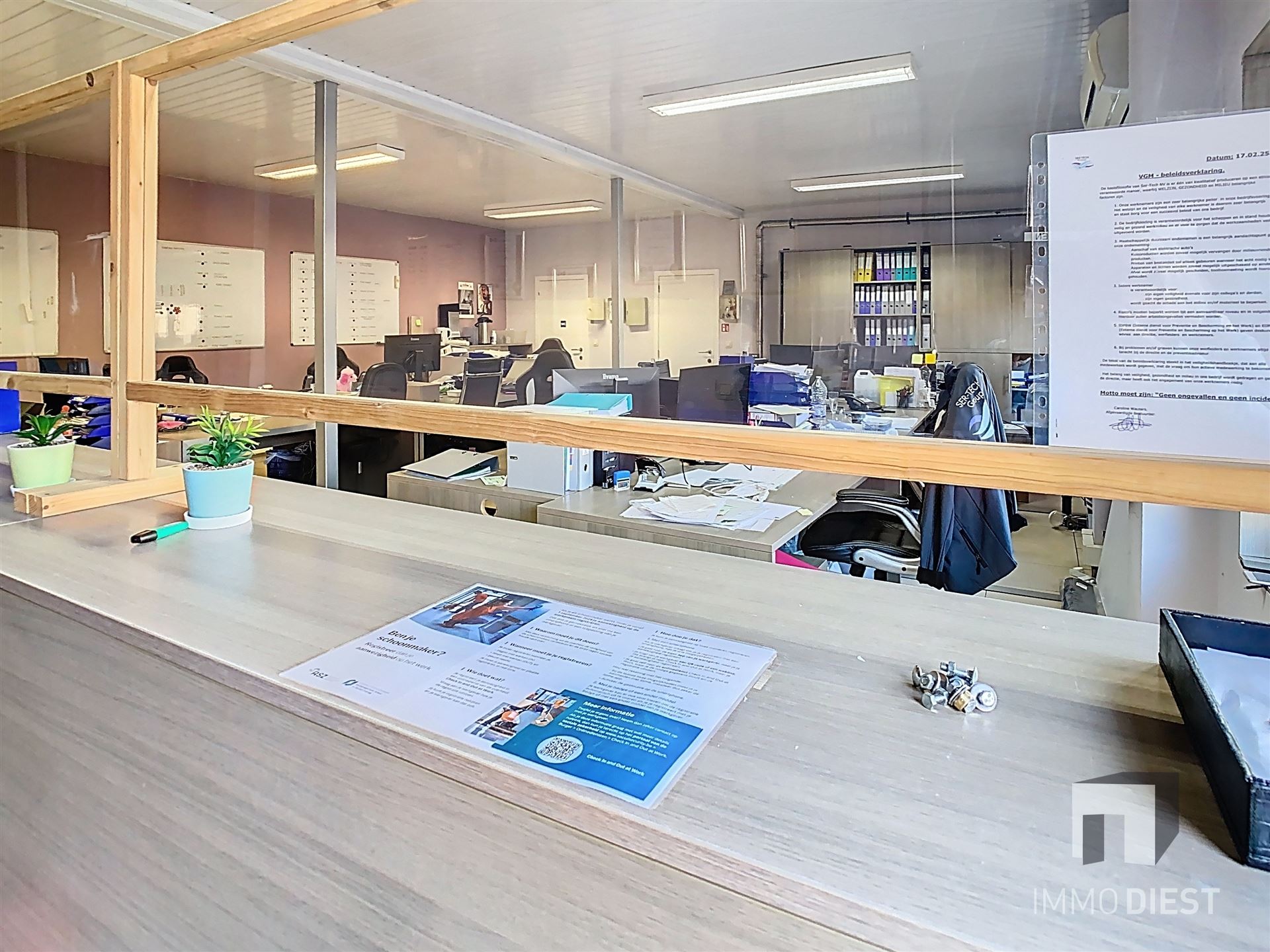 Industrieel gebouw met magazijnen en burelen - foto 5