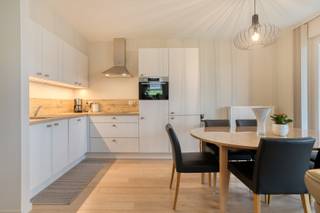 Op een rustige ligging net buiten het centrum van Roeselare vind je dit instapklare gelijkvloers appartement met twee slaapkamers. Een ideale woonplek voor wie comfortabel en zonder zorgen wil huren, met alles binnen handbereik.<br /><br />Het appartement ligt vlot bereikbaar via de ring en de E403. In de straat is er een bushalte aanwezig, wat het openbaar vervoer heel toegankelijk maakt. Winkels, scholen en andere voorzieningen liggen in de buurt. Je woont hier rustig, maar toch dicht bij alles wat je nodig hebt.<br /><br />Bij het binnenkomen kom je in de inkomhal met apart gastentoilet. Verder is er een badkamer met inloopdouche en wastafelmeubel. Het appartement beschikt over twee slaapkamers en een praktische berging met plaats voor wasmachine en extra opbergruimte.<br />De leefruimte is licht en aangenaam en sluit aan op een open, volledig uitgeruste keuken. Vanuit de woonkamer heb je toegang tot het zuidwestgericht terras van 16 m², waar je rustig kan genieten van de buitenlucht en de groene omgeving. Bij dit appartement is er een autostaanplaats aanwezig in de gelijkvloerse parkeergarage.<br /><br /><u><strong>Troeven:</strong></u><br />Energiezuinig appartement (EPC label A)<br />Centrale verwarming op gas<br />Ventilatiesysteem aanwezig<br />PVC ramen met hoogrendementsbeglazing<br /><br />Beschikbaar vanaf 15 juni 2026.<br />Autostaanplaats : 60€/maand.<br />Gemeenschappelijke kosten : 60€/maand.<br /><br /><u><strong>Interesse in dit appartement? :</strong></u><br />Ga naar www.dicasa.be, klik op het pand dat u wenst te huren en vul via de knop "Ik ben kandidaat" een kort profiel in.<br />Enkel via deze weg kunnen bezichtigingen aangevraagd worden – telefonisch worden geen afspraken ingepland.<br /> 