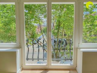 <p><span>Op een uitstekende locatie in de Berchemse Groenenhoek vinden we dit totaal gerenoveerd, gezellig appartement met 2 slaapkamers gelegen in de directe omgeving van winkels, scholen en supermarkten en nabij invalswegen en openbaar vervoer.</span></p><p><span> </span></p><p><span>We betreden het appartement langs de ruime living, voorzien van een doorlopende parketvloer. Van hieruit kan, dankzij de grote raampartijen, genoten worden van een wijd en groen uitzicht.<br />De open keuken is voorzien van een inductiekookplaat, oven, vaatwasser, enkele spoelbak en voldoende kastruimte.</span></p><p><span> </span></p><p><span>Daarnaast vinden we nog de 2 slaapkamers, rustig gelegen aan de achterzijde van het gebouw en eveneens met een groen zicht. Via de kleine slaapkamer is toegang voorzien tot het gezellig terras.<br />De badkamer is uitgerust met inloopdouche, enkel lavabomeubel en toilet.</span></p><p><span> </span></p><p><span>Verder is er nog een handige wasberging aanwezig, met aansluiting voor wasmachine/droogkast.</span><span><br /><br /></span></p><p><span>Nuttige informatie:</span></p><ul><li><span>Maandelijkse Kosten: € 25/maand</span></li><li><span>Waarborg: 3 maanden</span></li><li><span>Plaatsbeschrijving: €225,-</span></li><li><span>Beschikbaar: Onmiddellijk</span></li><li><span>EPC: 136 kWh / (m² jaar)</span></li></ul><p><span> </span></p><p><span>Boek nu zelf ONLINE uw afspraak in. Surf naar het betreffende eigendom op onze website www.habicom.be en klik op de roze knop 'PLAN EEN BEZOEK'. </span></p><p><span> </span></p>