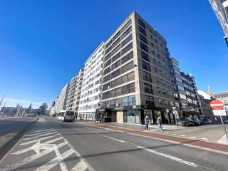 Discover this bright and ready-to-move-in apartment in Ostend, with a breathtaking view of the harbor. Located on the fifth floor of a...