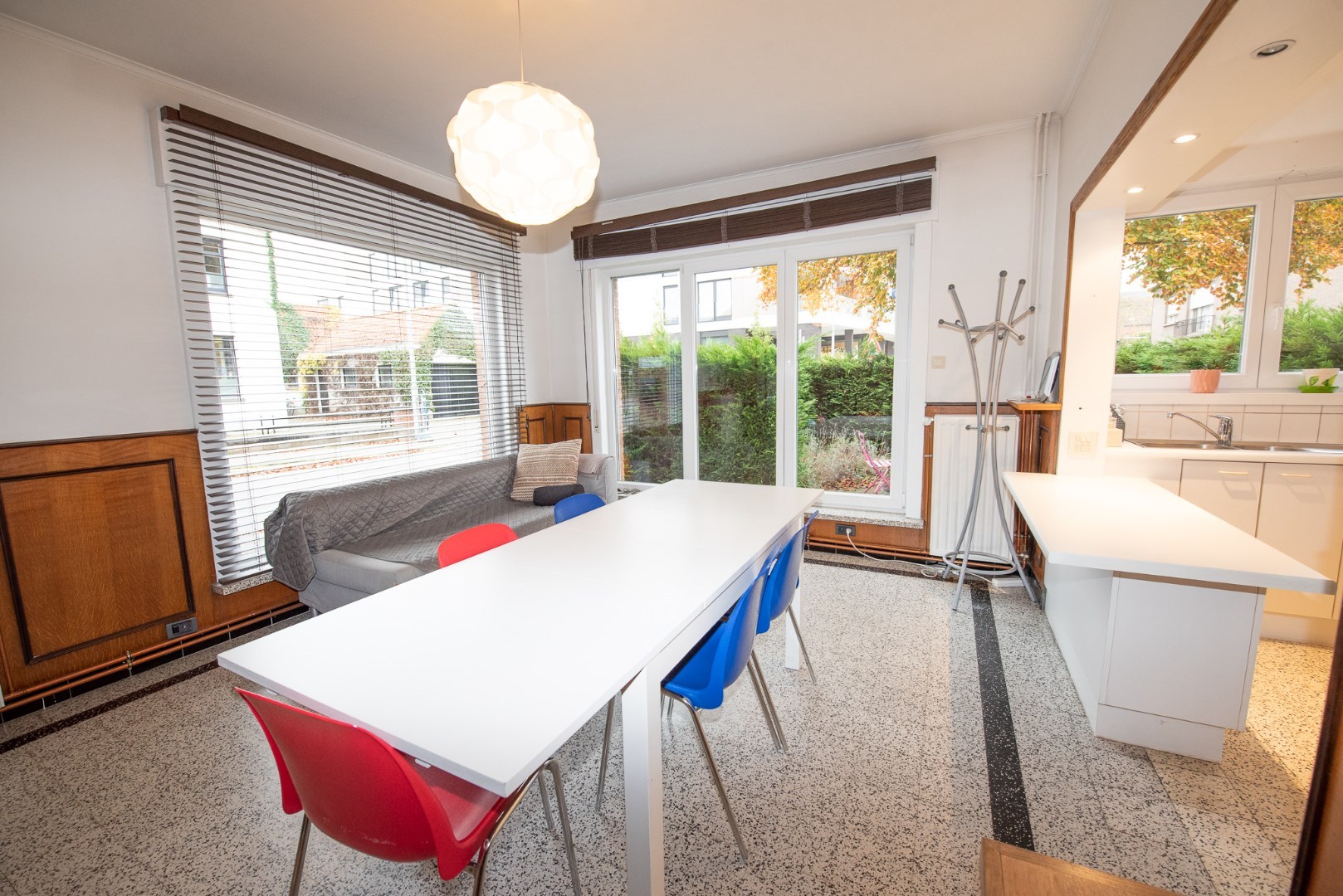 Ruime en goed onderhouden woning met 3 slaapkamers op centrale ligging te Deerlijk. - foto 4
